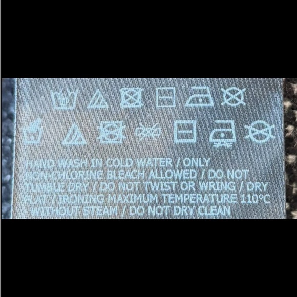 GUESS Black and White All Over Logo Crewneck Women’s Sweater Size Small - Picture 5 of 8